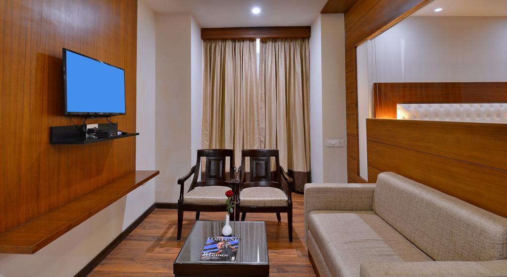 Hotel Seven Hills Tower Agra  Εξωτερικό φωτογραφία