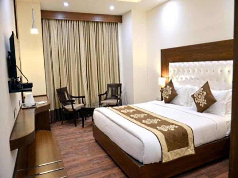 Hotel Seven Hills Tower Agra  Εξωτερικό φωτογραφία